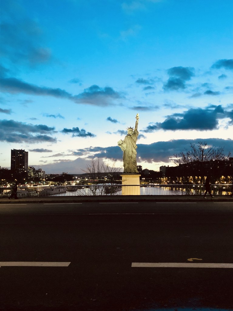 Fotografia della statua della libertà a parigi