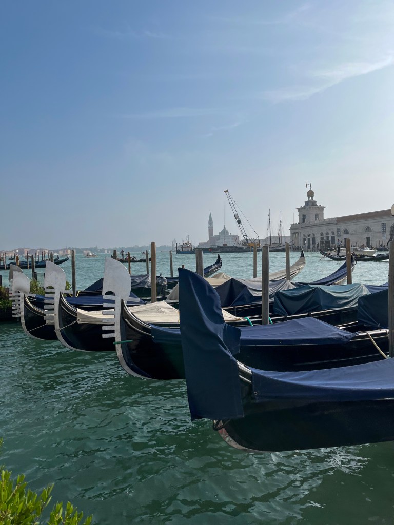 Fotografie delle gondole nel canale a venezia