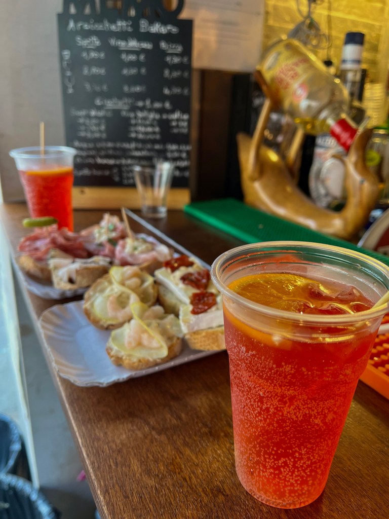 Fotografie di un pranzo da aricchetti bakaro con cicchetti e spirtz