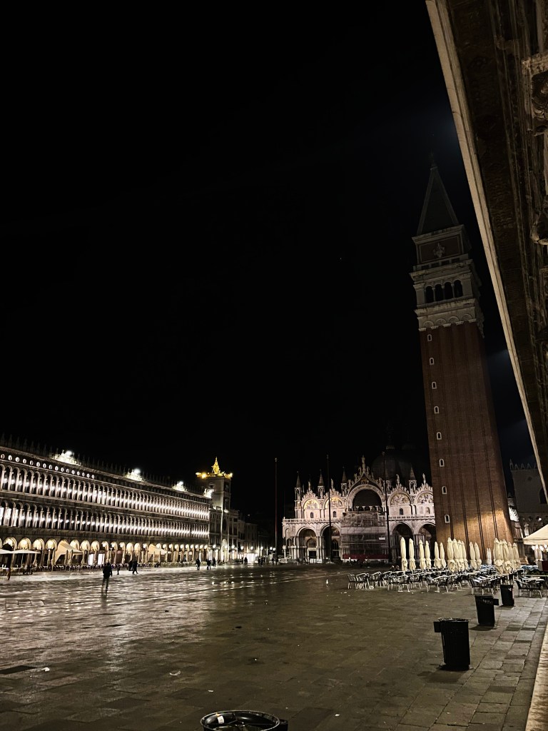 Fotografia di piazza san marco di notte