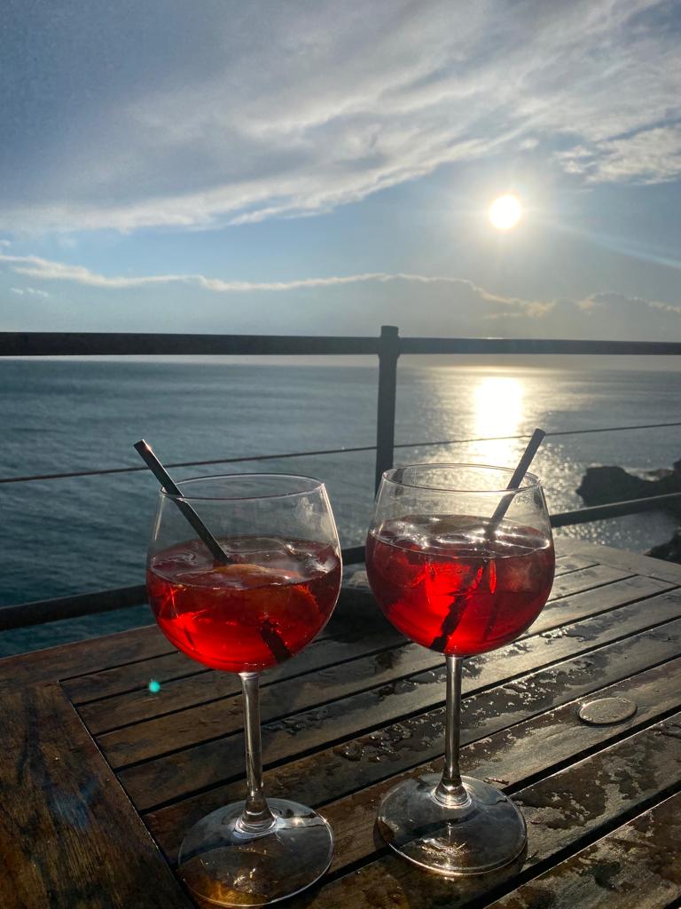 Fotografia di due spirtz con il campari al bar pie' de ma a riomaggiore