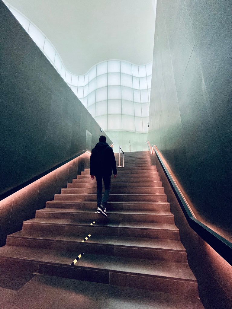 fotografia di un rgazzo che sale le scale nel museo mudec di milano