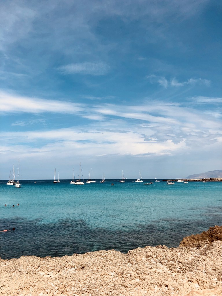Fotografia della spiaggia di favignana
