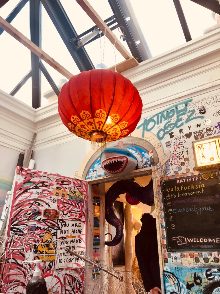 Fotografia di opere alla casa degli artisti a parigi in rue de turbigo 57