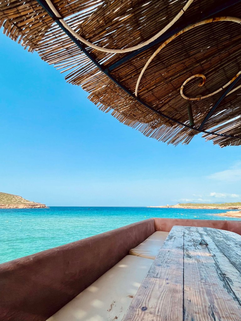 Fotografia di una spiaggia a Ibiza al locale sunset ashram