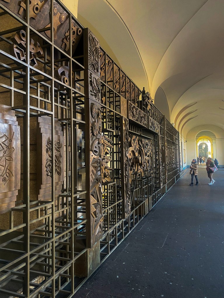 Foto grafica della cancellata del Teatro Regio di Torino dell'artista Umberto Mastroianni intitolata Odissea musicale