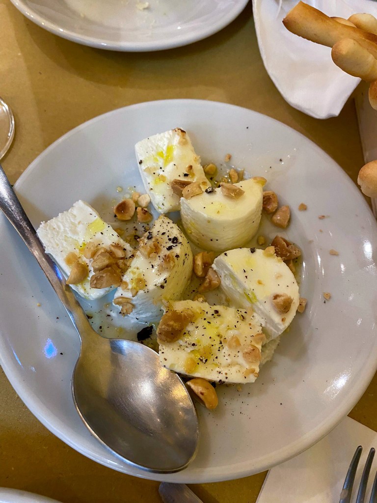 Fotografia di un piatto del locale Dante n'Andi a Torino con i tomini freschi miele e noci