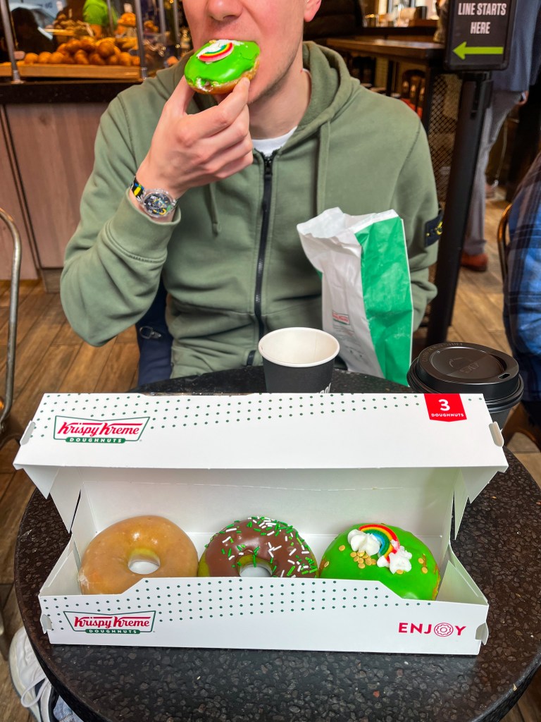 Donuts di Krispy Kreme a New York a Times Square, donuts verdi per San Patrizio limited edition