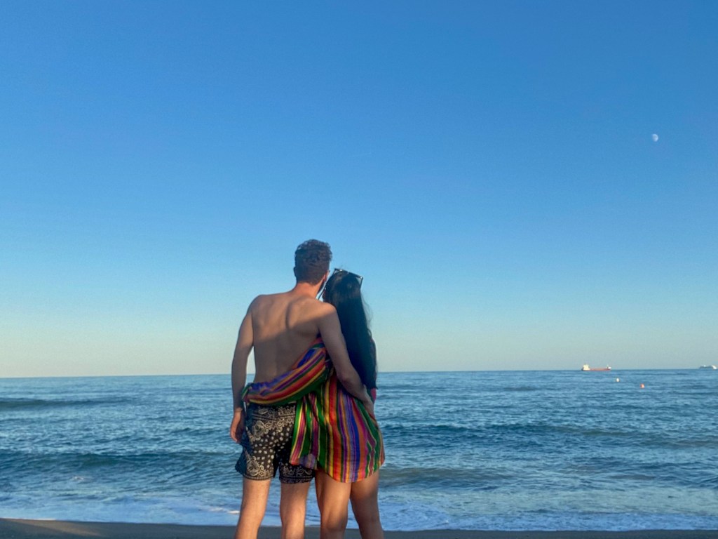 Coppia di innamorati che si gode il panorama dalla spiaggia di Malaga (Malagueta)